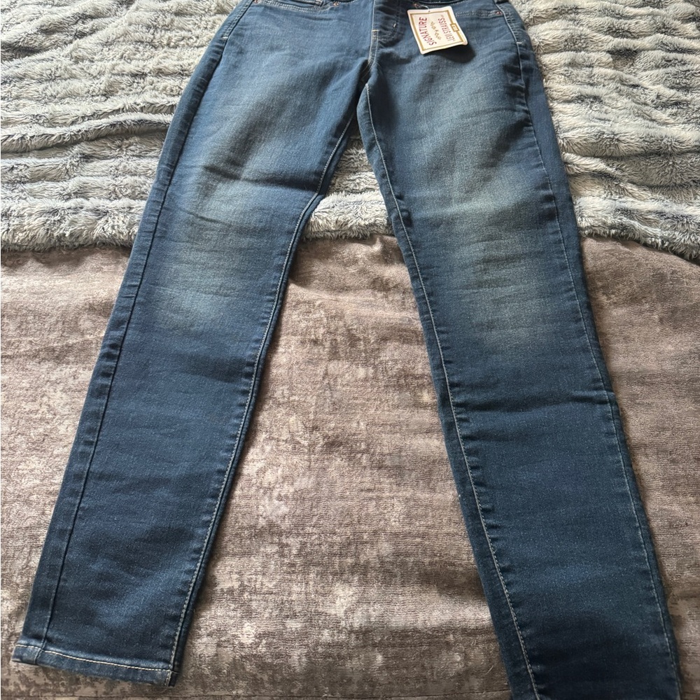 Levi NWT Blue Denim skinny pull up Jeans size 6